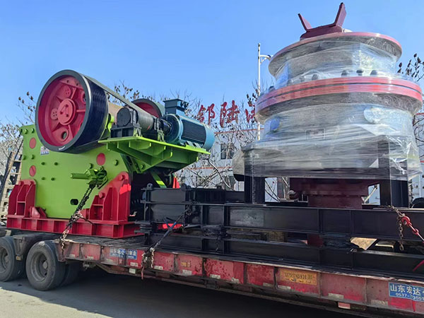 圓錐機(jī)破碎機(jī)發(fā)貨現(xiàn)場(chǎng).jpg